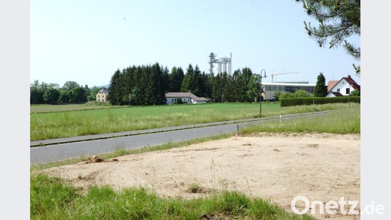Vom der Beplanung für das Gewerbegebiet Ost/Zweifelau ausgenommen sind der Bungalow, das Haus auf der rechten Seite und die dazwischen liegende Fläche. Im Hintergrund ist das Markgraf-Firmengelände zu sehen. Bild: bkr