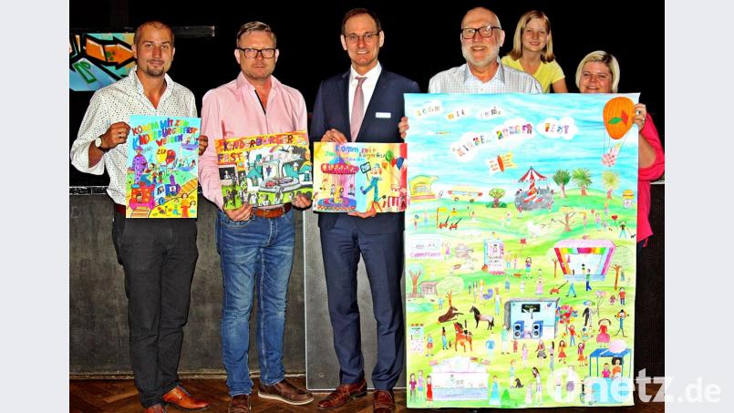 Kunterbunte Kinderbürgerfest-Plakate: Florian Vogel zeigt das Siegerbild, Christoph Rolf den zweiten Platz, Robert Stahl das dritten Bild sowie Ewald Zenger, Nina Vogel und Kathi Glaser das Werk der Elly-Heuss-Schulklasse. Bild: R. Kreuzer