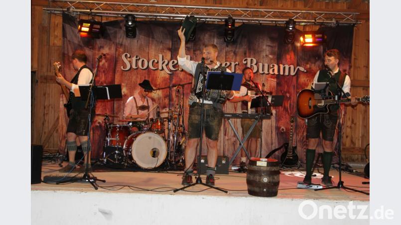 Die Stockerholzer Buam heizten am Freitagabend wieder ein im Stodl. Bild: ral