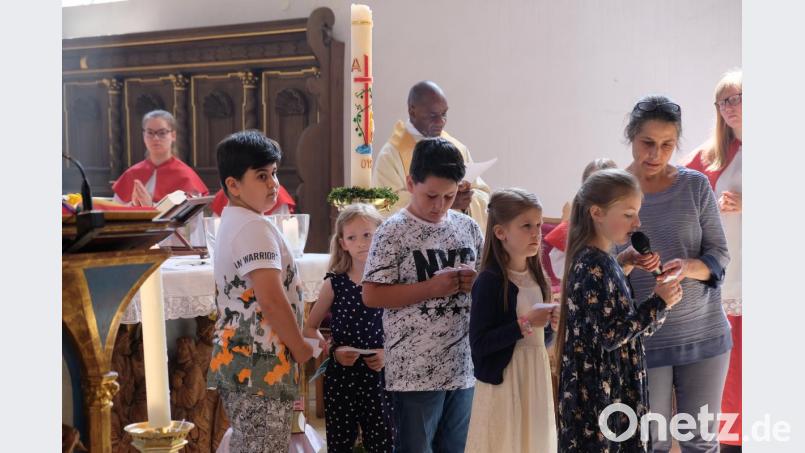 "Lass dich anstecken", hieß es im Familiengottesdienst mit Gemeindereferentin Eva-Maria-Frohmann (rechts), die zum Ende des Schuljahres die Pfarrei St. Laurentius in Richtung Bruck verlässt. Bild: do