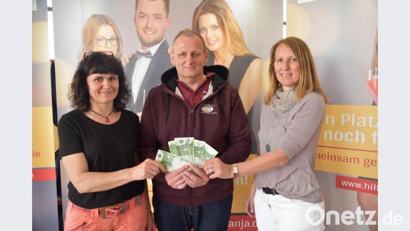 Michaela Zeitler (rechts) und Lucia KIeber (links) überreichen bei der großen Typisierungsaktion der Feuerwehrleute der Marktgemeinde 500 Euro aus der Krapfenaktion an den Verein „Hilfe für Anja“. Michael Sporrer bedankt sich für die Zuwendung und versichert, dass das Geld gut angelegt sei. Bild: lep