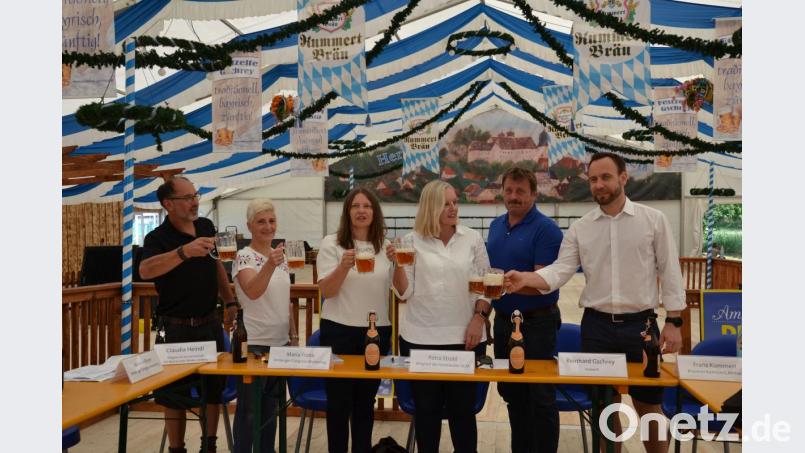 Auf eine erfolgreiche Pfinstdult stoßen (von links) Platzmeister Markus Bayer von der ACM, Claudia Heindl vom Schaustellerverband, Maria Frank und Petra Strobl von der ACM, der neue Festwirt Reinhard Gschrey und Bräu Franz Kummert an. Bild: san