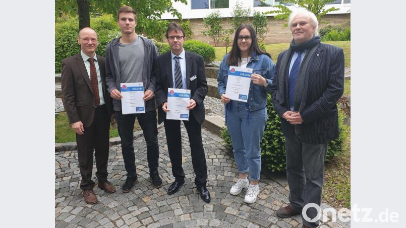 Stolz zeigen sie ihre Urkunden: Alexander Gradl, Berufsschullehrer Werner Klement und Ceyda Mutluoglu vom Staatlichen Berufsschulzentrum Weiden (Zweiter bis Vierte von links). Bild: Bühner