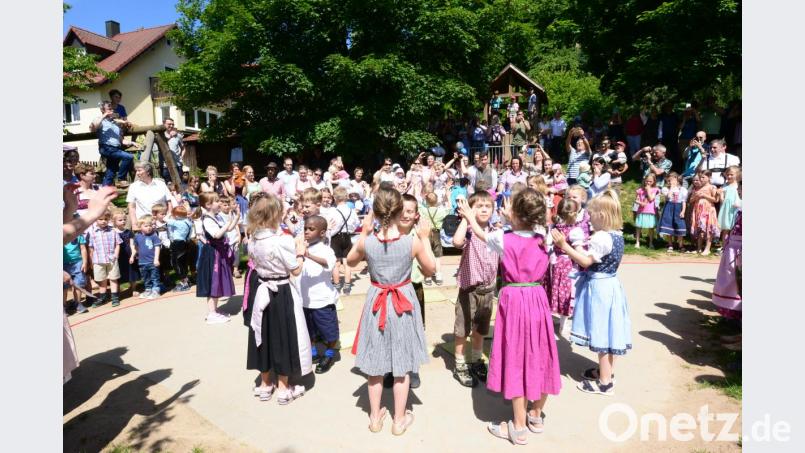 Die Kinder tanzen nach dem Lieder &quot;Hans bleib da&quot; und ernten dafür stürmischen Beifall der Eltern und der vielen Gäste. Bild: bey