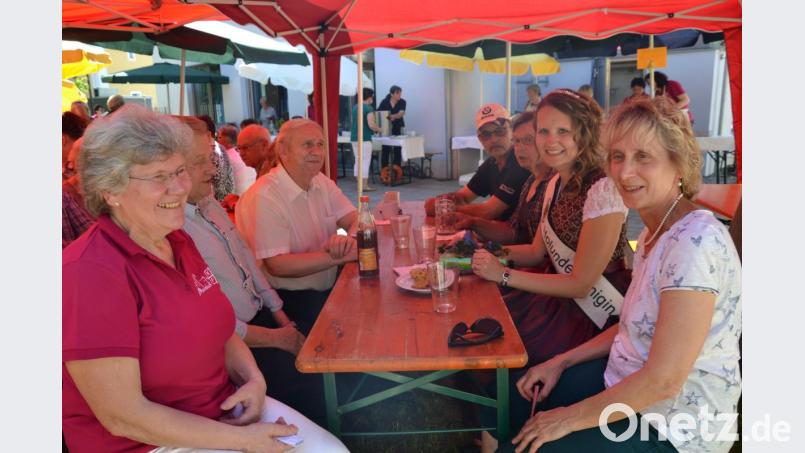 Das Holunderfest des Frauenbunds ist super gelaufen. Das findet auch Holunderkönigin Sandra Neubeck (Zweite von rechts) aus Floß. Bild: gi