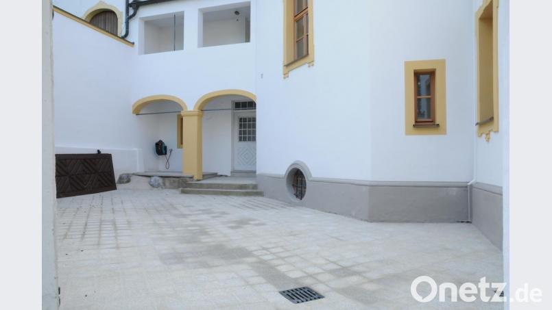Der Innenhof im Kreuzbergkloster ist mit Granitsteinen entsprechend dem Wunsch des Landesamtes für Denkmalpflege sauber gepflastert. Beim Zugang zur Toilette (rechter Bogen im Hintergrund) soll noch ein kleines Geländer angebracht werden. Bild: bey
