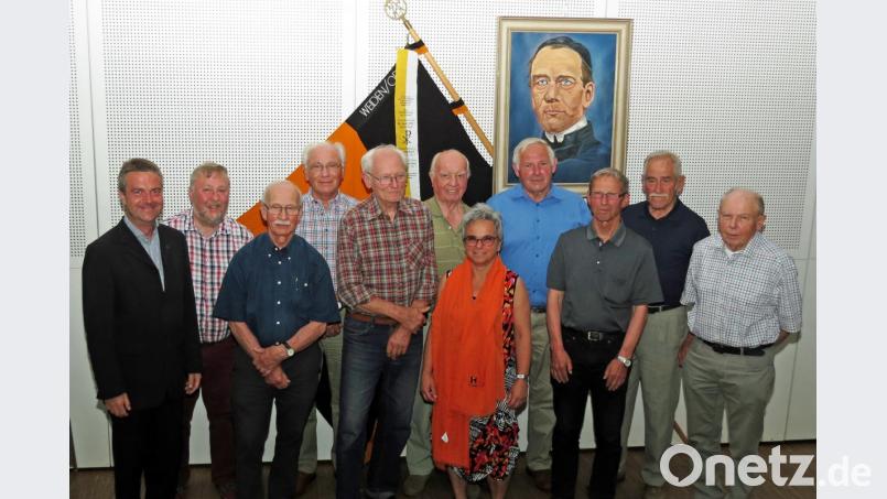 An der Spitze des Vorstands der Kolpingsfamilie Weiden St. Josef steht weiter Karl Zitzmann (Vierter von rechts). Präses Markus Schmid (links) lobt die vielen Aktivitäten, die Verbindungen schaffen. Bild: Dobmeier