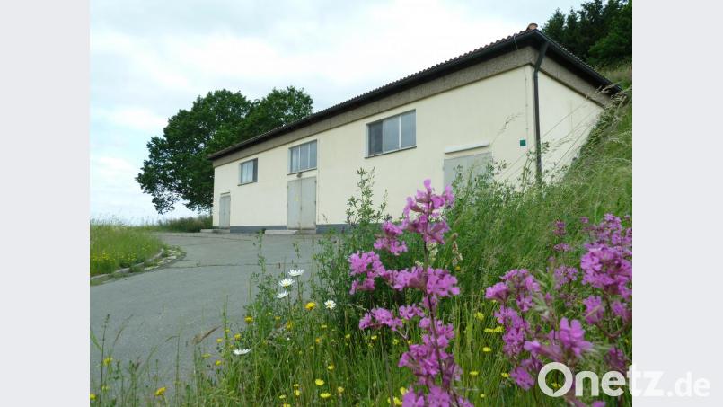 Optisch steht der 1968/69 errichtete Hochbehälter am Galgenberg noch recht gut da. Seine inneren Werte lassen jedoch zu wünschen übrig. Nachdem die Kosten für Sanierung und Neubau nicht weit auseinander liegen, beschloss der Stadtrat, auf dem Gelände eine Halle für zwei Edelstahltanks samt Wasseraufbereitungsanlage zu errichten. Das bestehende Gebäude soll einer anderen Nutzung zugeführt werden. Bild: Portner