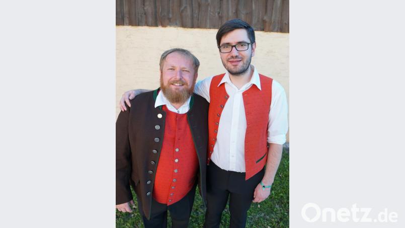 Jörg Kleidl (links) übergab den Taktstock an Daniel Käsbauer. Bild: nib