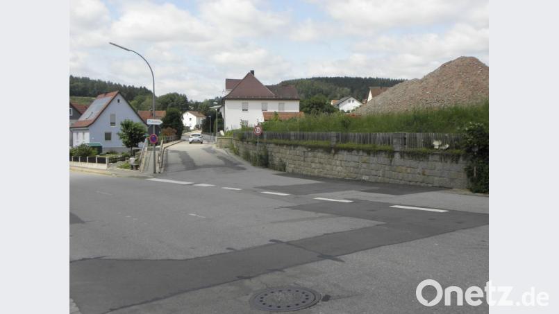 Gleich nach der Abzweigung der Krankenhausstraße von der Regensburger Straße sollte es nach rechts eine Zufahrt zu der neuen Wohnanlage geben. Zu risikoreich ist sie, befanden die Fachleute. Deshalb wurde sie nun gestrichen. Bild: Wilhelm Amann