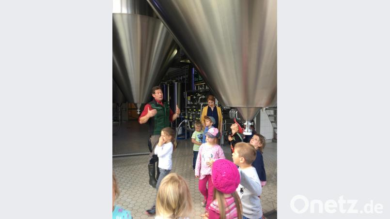 Die Anlagen der Schlossbrauerei beeindruckten die Kinder. Braumeister Franz Vogl (links) führte durch den Betrieb. Bild: exb