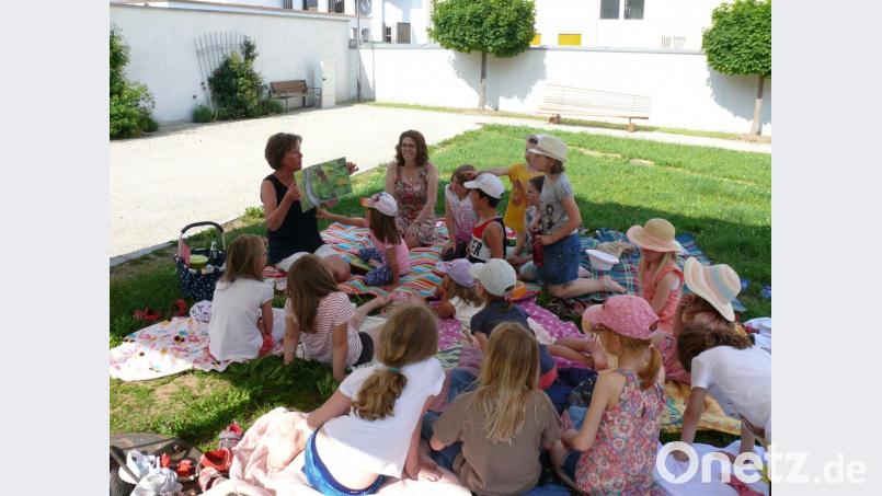 Vorlesestunde im Freien. Bild: kgg
