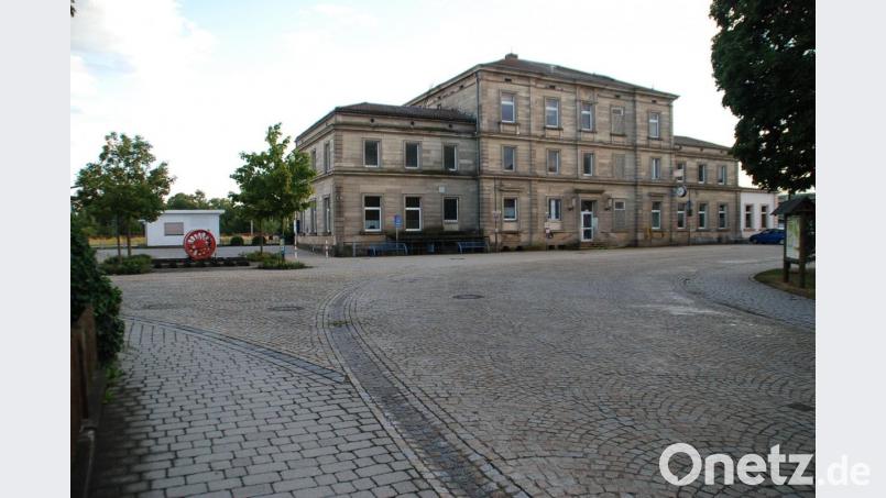 Mit dem Bahnhofsgebäude bewirkt sich die Gemeinde Speichersdorf als Außenstelle des Landratsamtes Bayreuth. Allerdings haben auch andere Kommunen Interesse angemeldet. Bild: ak