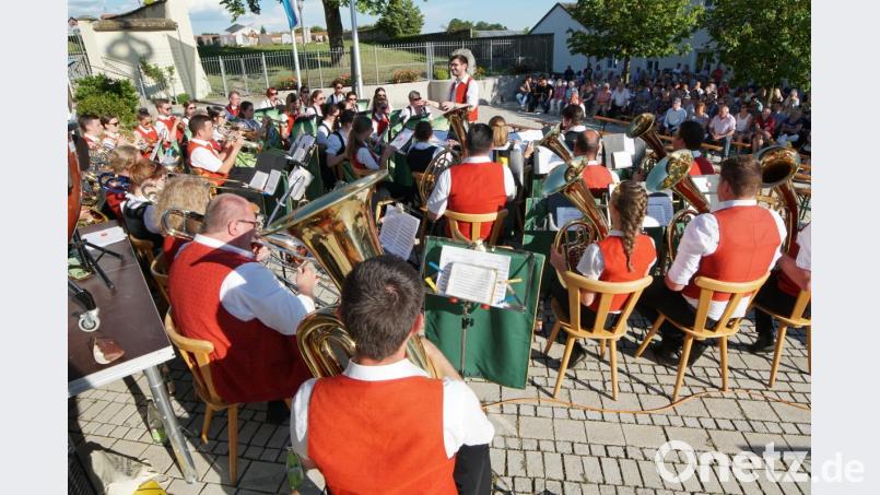 Die Musikerinnen und Musiker der Jugendblaskapelle Fensterbach boten den Zuhörern zur Serenade ein abwechslungsreiches Konzert. Bild: nib