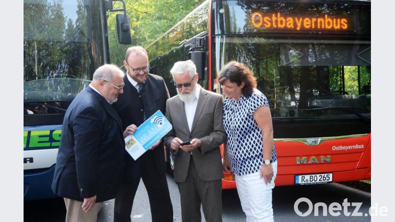 Im und am Bus im Internet surfen: Andrea Höning, Alfred Meller, Landrat Andreas Meier und Wolfgang Wies sind gespannt, wie die Landkreis-Bürger das kostenlose Angebot annehmen. Bild: Gabi Schönberger