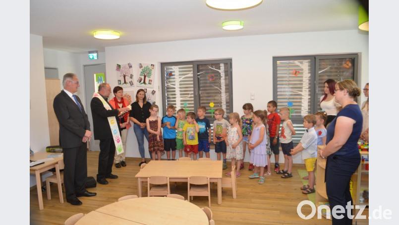 Pfarrer Alfons Forster (Zweiter von links) segnet den Neubau. Bürgermeister Josef Hammer (links) spricht von einem gemeinsamen Akt von Kirche und Gemeinde. Bild: fz