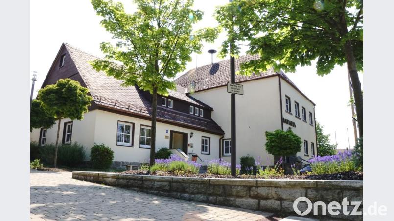 Zu den ganz dringend sanierungsbedürftigen Teil des Rathauses gehört der unterkellerte Anbau (links) – das ehemalige Lehrerwohnhaus und die spätere Arztpraxis.. Bild: bkr