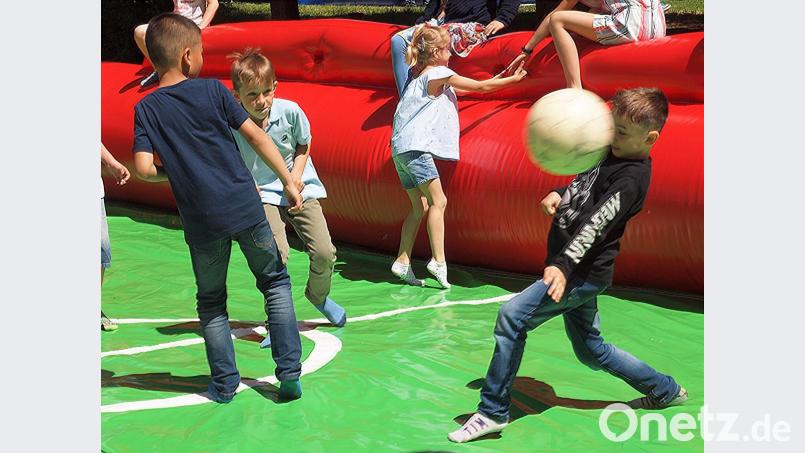 Beim Menschenkicker tobte der Kampf um und mit dem runden Leder, mitunter auch im direkten Zweikampf. Bild: sön