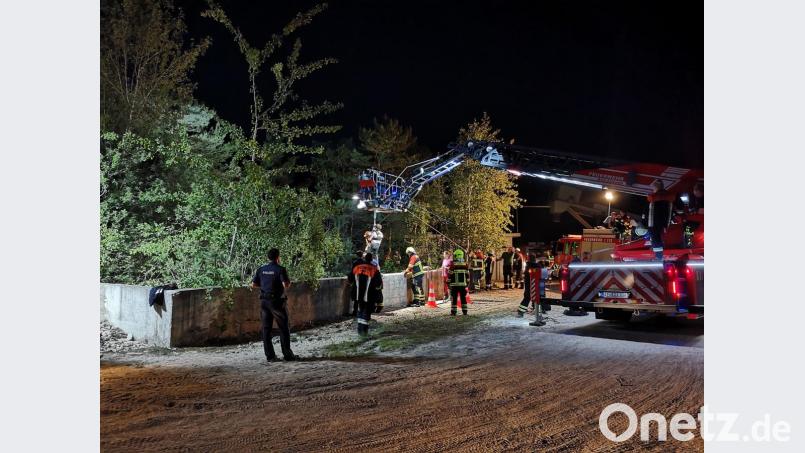 Die Feuerwehr in Bad Abbach holte mit einer Drehleiter einen Rettungshund aus einer Kiesgrube. Bild: Alexander Auer