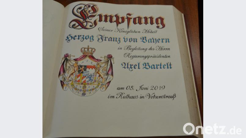 Kunstlehrer a. D. Werner Weingandt gestaltete die Seite im Goldenen Buch der Stadt. Bild: dob