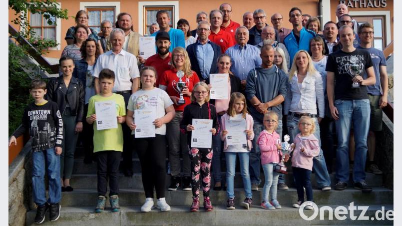 Die besten Teilnehmer der Dorfmeisterschaft werden ausgezeichnet. Bild: arw
