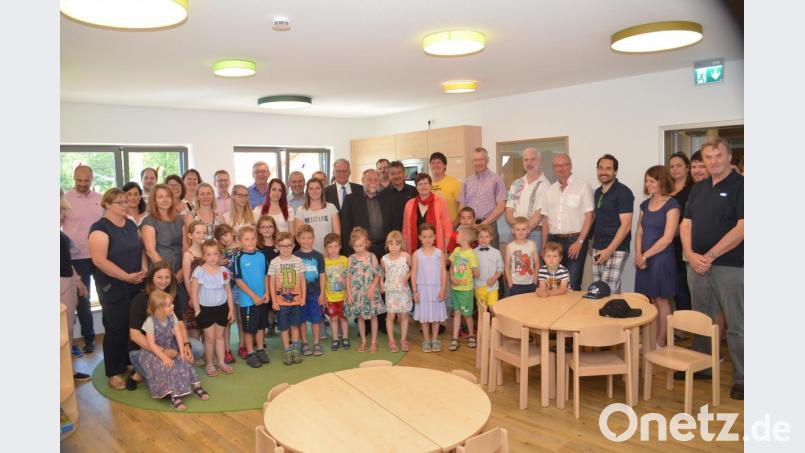 Die kleinen Sänger heißen die Verantwortlichen und Gäste zur Segnung willkommen. Bild: fz