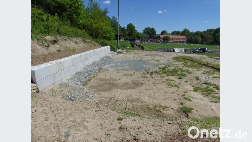 &quot;Wir warten auf den Beginn der Erdarbeiten für unsere Soccer-Arena und das anschließende Aufbringen des Kunstrasens&quot;, informiert Thomas Mikolei vom SC Eschenbach in der Versammlung des Fördervereins. Bild: rn