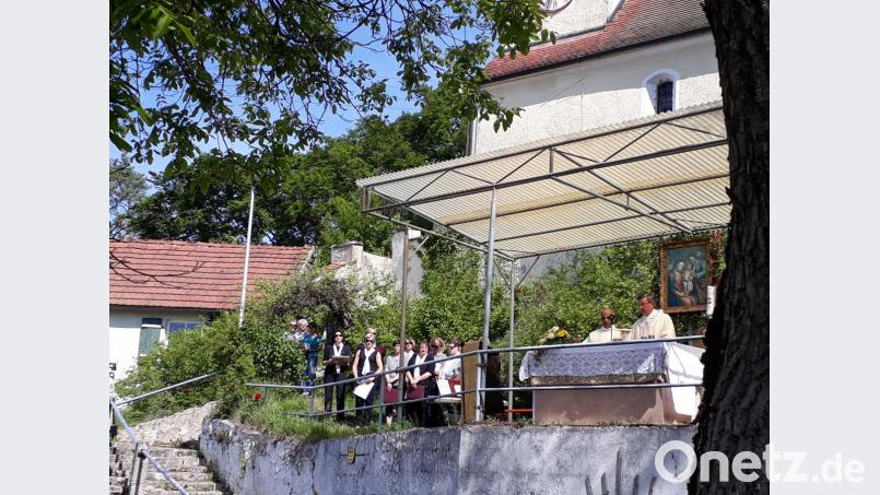 Die Gruppe Profeel gestaltete den Gottesdienst am Freialtar der Wallfahrtskirche. Bild: exb
