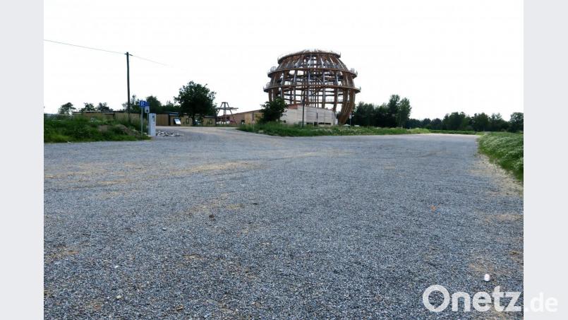 Diesen Parkplatz vor der Kugel hat ein Privatinvestor angelegt. Nun will er ihn um über 100 Plätze erweitern. Bild: Hirsch