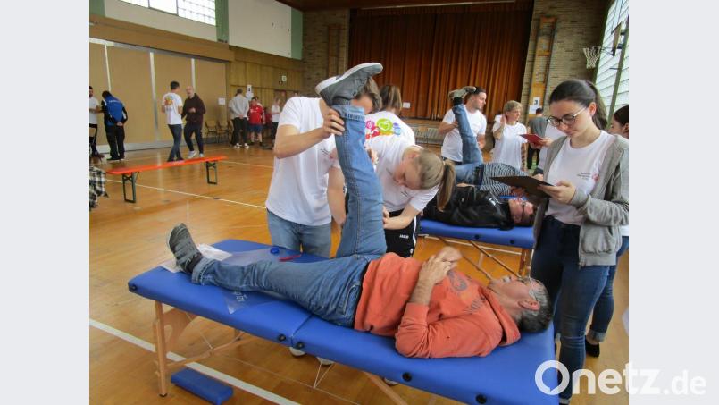 Vor dem Sport steht ein Check. Wie beweglich sie wirklich sind, ließ sich beim Gesundheitstag erfahren. Bild: bnr