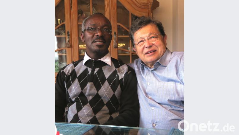 Pater Anselm und Hans Schuierer sammeln Spenden für bedürftige Menschen in Afrika. Bild: Hirsch