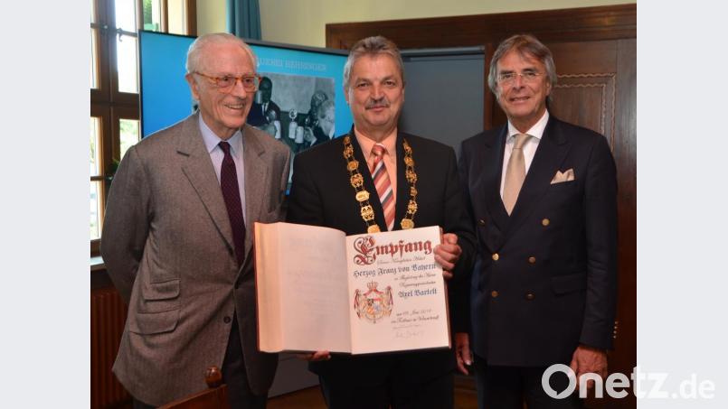 Herzog Franz von Bayern (links) und Regierungspräsident Axel Bartelt (rechts) verewigen sich im Goldenen Buch. Bild: dob