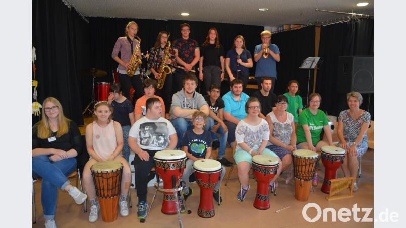 Die Trommelgruppe „Bum Schakalak“ des Mitterteicher Förderzentrums gab ein gemeinsames Konzert mit der Schülerband des Stiftland-Gymnasiums (oben). Mit im Bild Musiklehrerin Stefanie Hetz vom Förderzentrum (rechts). Bild: jr