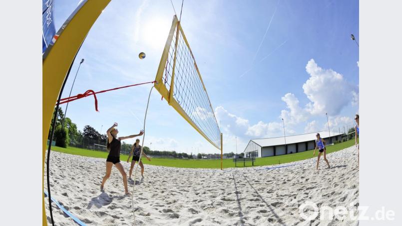 Vor zwei Wochen spielten die U-18-Volleyballer auf der Beachanlage des VC/DJK Amberg ihre Oberpfalzmeister aus. An diesem Wochenende macht die BVV-Beach-Master-Serie Station im Sportpark am Schanzl. Bild: Hubert Ziegler