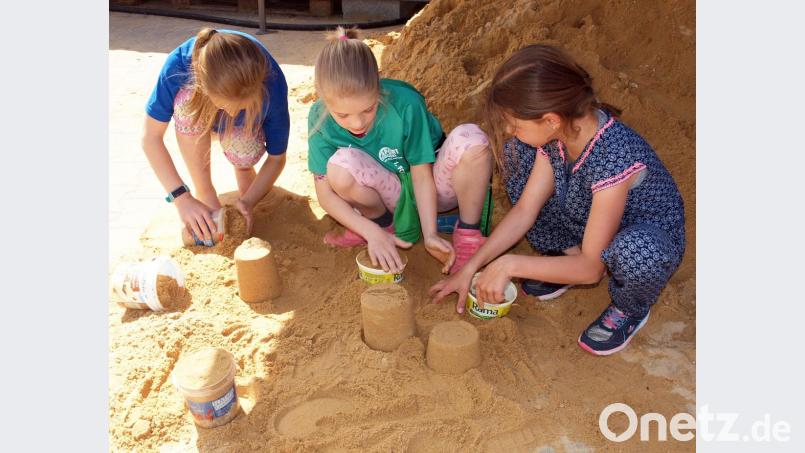 Dank eines großen Sandhaufens ließen sich tolle Burgen bauen. Bild: sön