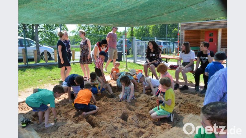 Viel Spaß haben die Kinder beim Fest des Elternbeirats. Die Buben und Mädchen suchen mit Feuereifer im Sandkasten nach verborgenen Schätzen. Bild: fz