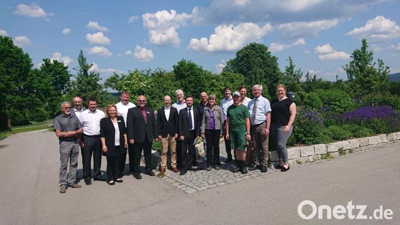 Viel Lob gab es laut Bürgermeister Klaus Meyer (Sechster von links) von der Kommission für den gepflegten Kurpark. Die Delegation führte die Leiterin des Fachausschusses für Kurorte, Erholungsorte und Heilbrunnen, Judith Laeverenz (Sechste von rechts), an. Bild: exb