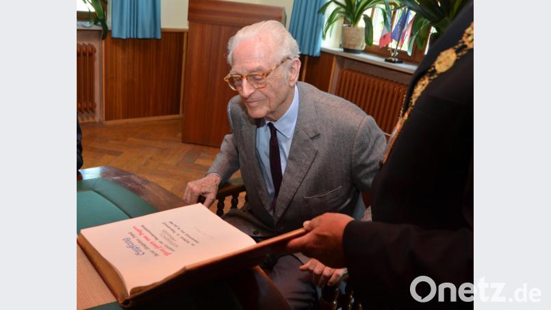 Herzog Franz liest seinen Eintrag von 1980 und 1997 nach. Bild: dob