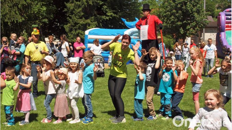 Zumba bei mitreißender Musik für Kinder und Erwachsene. Bild: sön
