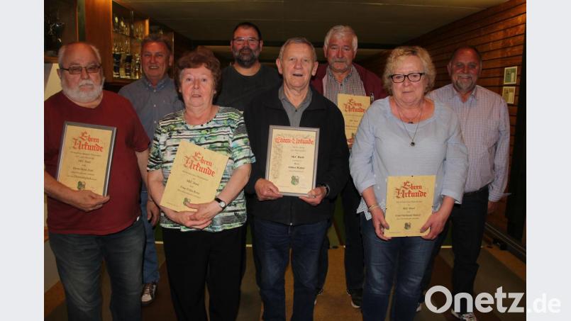 Der SKC Hard ehrte in der Jahreshauptversammlung langjährige Mitglieder. Unser Bild zeigt von links, das neue Ehrenmitglied Horst Zintl, Waldemar Eberlein, Erika Ronz, Wolfgang Gmeiner, Otmar Kaiser, Robert Legat, Edeltraud Malzer und Vorsitzender Hans Malzer. Bild: kro