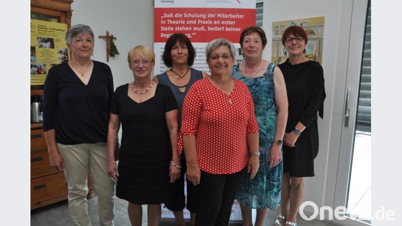 AWO-Vorsitzende und Sozialstationsleiterin Karin Gesierich (rechts) nutzte die Gunst der Stunde an der Jubiläumsfeier zum 25. jährigen Bestehen Frauen der ersten Stunde zu danken. Maria Kaldun, Heidi von Wittgenstein, Cornelia Stahl, Hildegard Lindner und Erika Gebauer (von links nach rechts) gehören dazu. Brigitte Karl war bei der Feier verhindert, wurde aber trotzdem lobend erwähnt. Bild: dob
