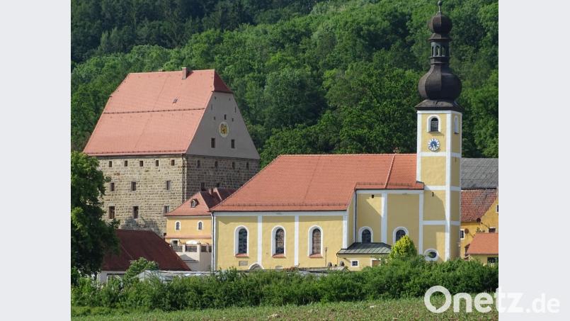 Eine faszinierendes bauliches Ensemble: Das Wolfringer Schloss und nur wenige Meter davon entfernt die Dorfkirche. Die Außenrenovierung des Gotteshauses ist unterdessen abgeschlossen. Nun besteht im Innenraum Sanierungsbedarf. Doch dazu fehlt noch Geld in sechsstelliger Höhe. Bild: Houschka