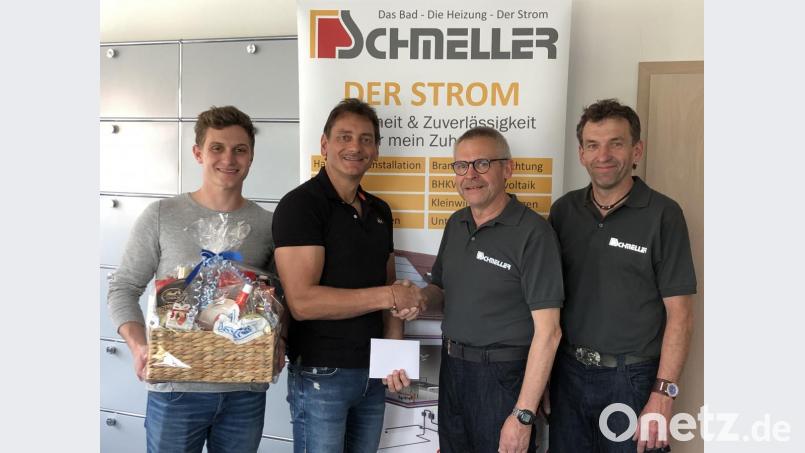 Hans Schnur wird nach 22 Jahren bei der Schmeller Installations-GmbH in den Ruhestand verabschiedet. Von links der angehende Elektromeister Maximilian Schmeller, Geschäftsführer Matthias Schmeller, Hans Schnur und der künftige Kundendienstmonteur Reinhold Lindner. Bild: exb