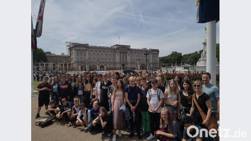 Vor dem Buckingham Palast versammeln sich die Siebtklässler zu einem Gruppenfoto. Bild: jzk