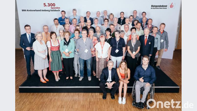 Zusammen kommen sie auf 5300 Blutspenden: Hier präsentieren sich die geehrten Blutspender aus dem Bereich des BRK-Kreisverbands Amberg-Sulzbach mit (vorne, von rechts) Felix Brunner und Gela Allmann, zwei Botschaftern des Blutspendedienstes. Bild: Guido Rehme