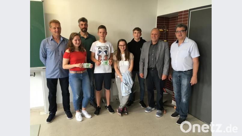 Die SPD-Vorsitzenden Thomas Weiß, Thomas Ott (hinten, von links) und Bernhard Stangl (rechts) übergeben an die Vertreter der 9b des Gymnasiums und der M9 der Markus-Gottwalt-Schule die Geldpreise. Schulleiter Peter Schobert (Zweiter von rechts) gratuliert dazu. Bild: rn