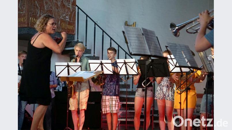 Mit ihrem expressivem Dirigat motiviert Stefanie Rösch die Big Band zu Höchstleistungen. Bild: gac