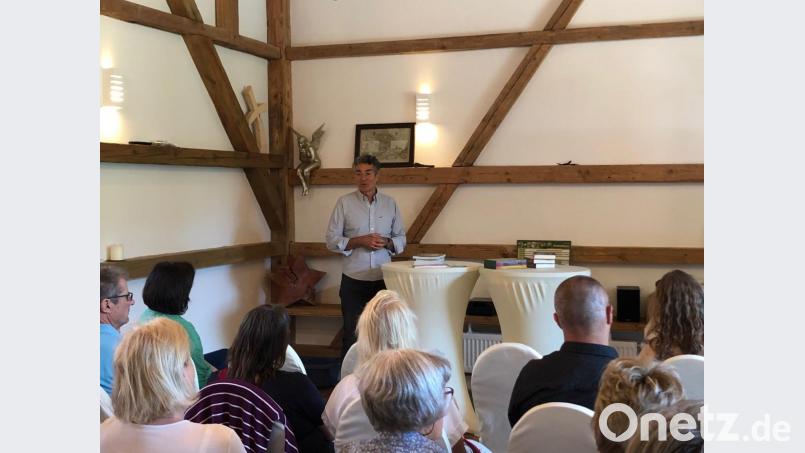 Das gut besuchte Businessfrühstück mit Markus Strauß (stehend) läutet die „Wilden Tage“ in Waldeck ein. Bild: hl