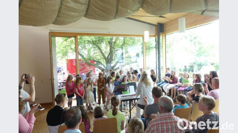 Die Arbeitsgruppe Schulchor unter der Leitung von Renate Schröder (am Keyboard) der Grundschule gab ein Konzert im Kernhaussaal. Bild: rtw