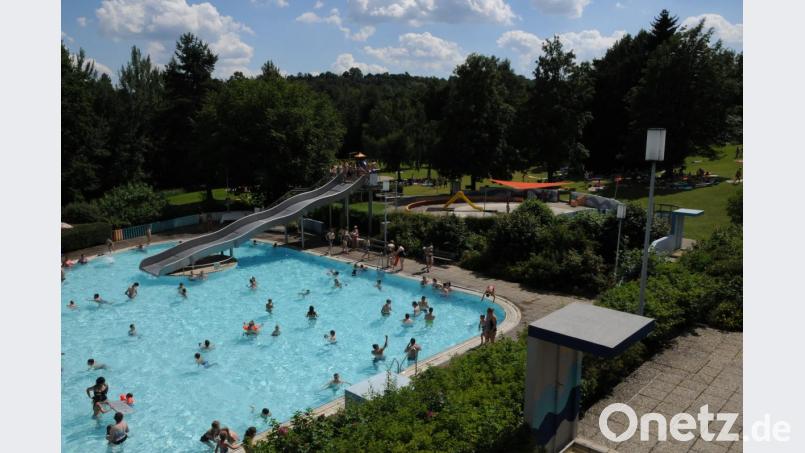 Noch ist die Badefreude bei den Besuchern im Freibad Pleystein ungetrübt. Damit dies so bleibt, muss Filtertechnik und Beckenauskleidung dringend saniert werden. Ähnlich wie im Weidener Schätzlerbad. Bild: bey